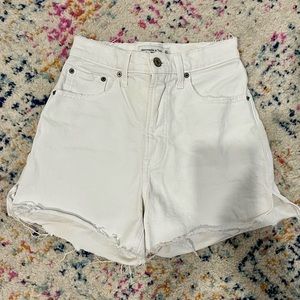 Abercrombie 4” inch high rise mom short curve love